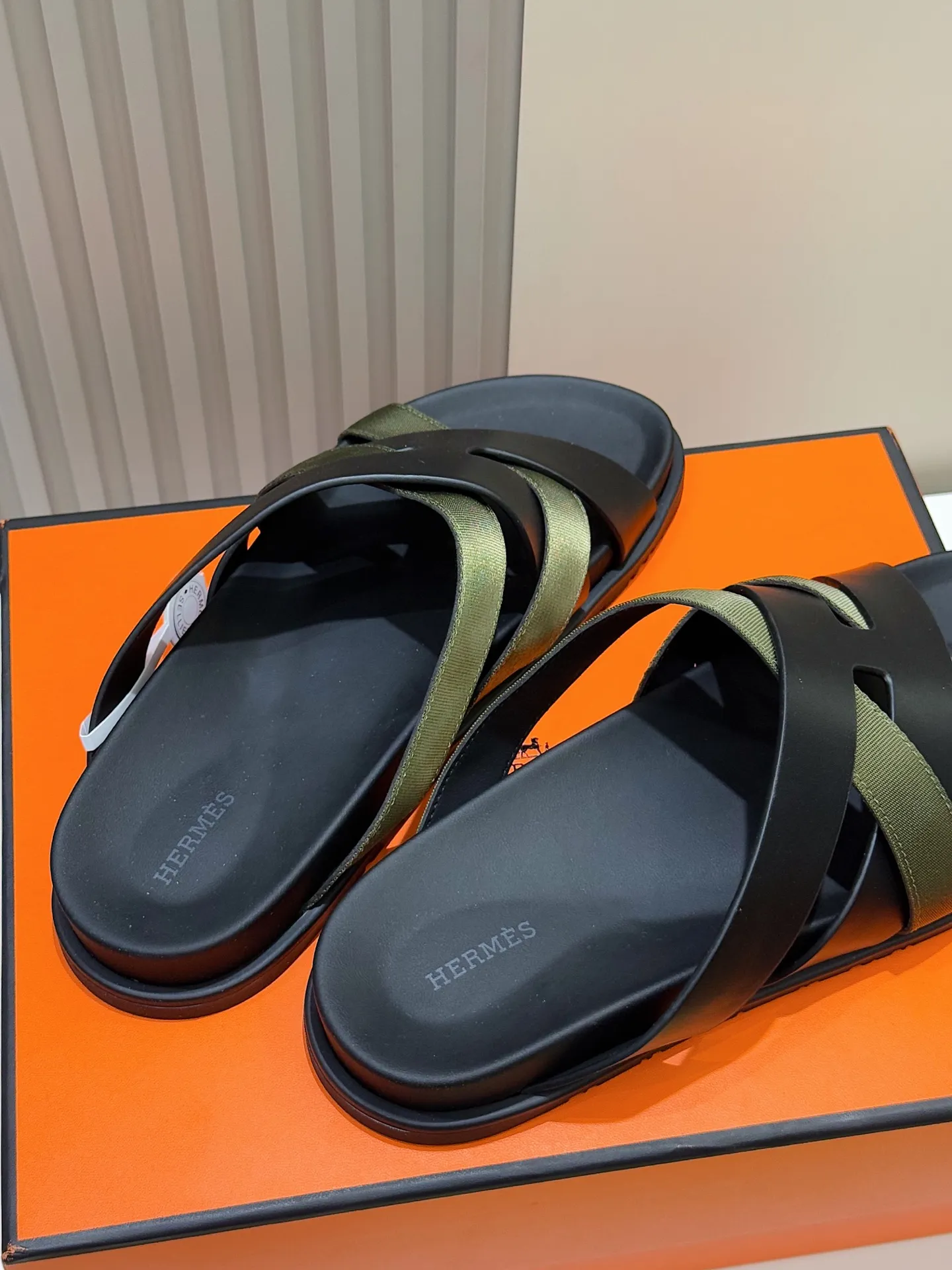 p300💰Men's Shoes Hermes Men's Kazimir Slippers - Top quality woven calfskin functional sandals with an intertwined upper inspired by the "H" iconic pattern to create a casual look, perfect for summer. Imported cowhide + cowhide lining + rubber outsole Size: 39-44 (customized at 38.45.46)